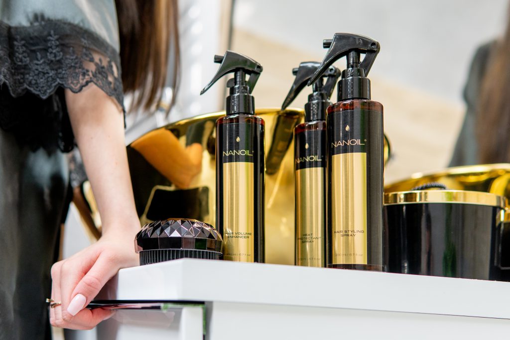 nanoil sprej pro efektivnější styling vlasů